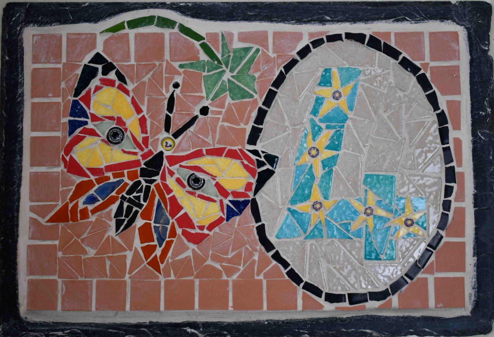 Papillon avec le numéro 4