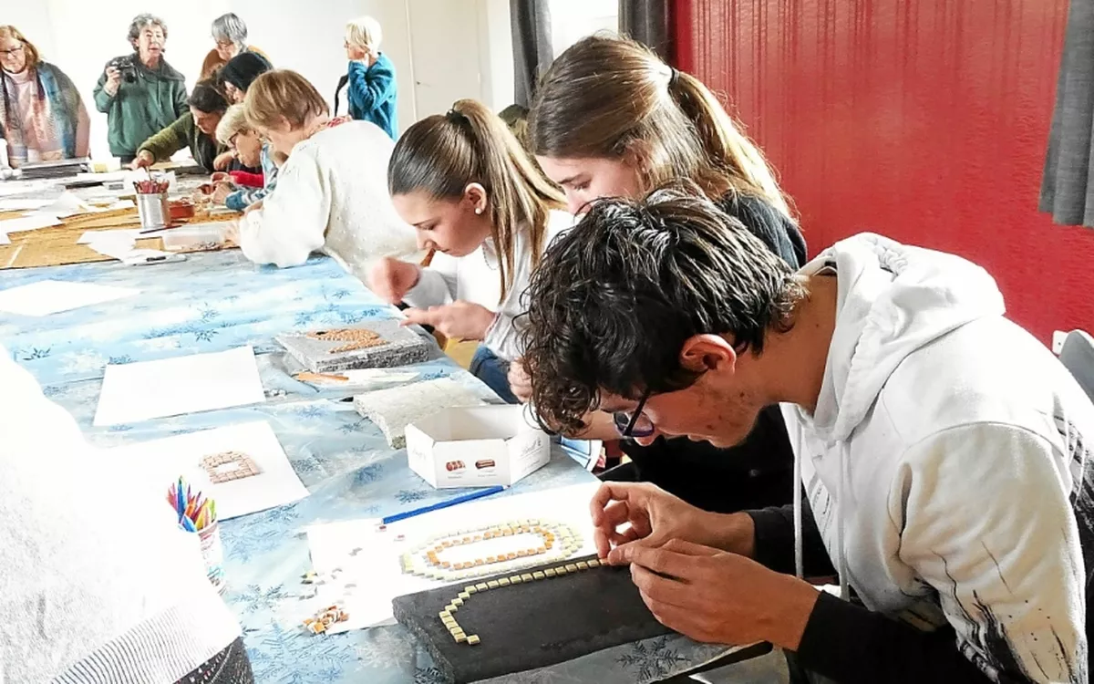 Beau succès pour l’atelier mosaïque à la bibliothèque de Brusvily
