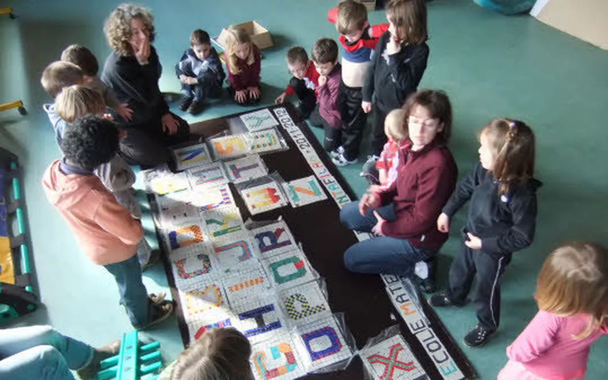École Montafilan. La mosaïque du préau prend forme